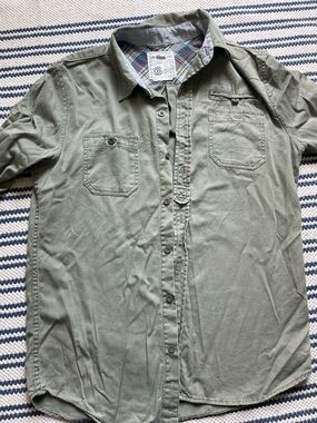Men's Olive Green Casual Button-Up Shirt